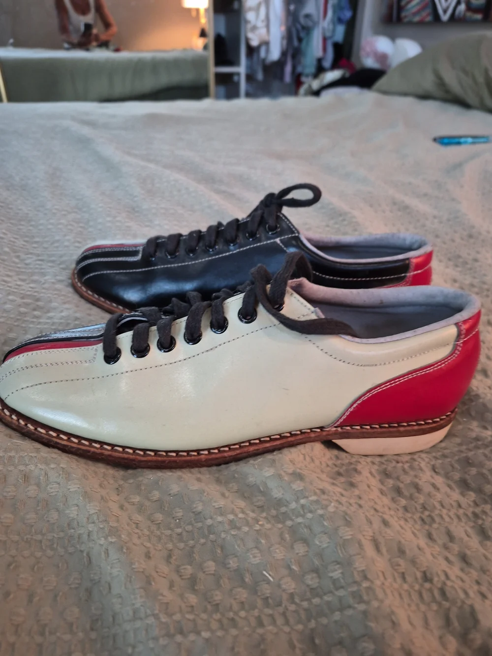 Men's  Brunswick Classic Bowling Shoes,Two-Tone Black &  Red  7.5